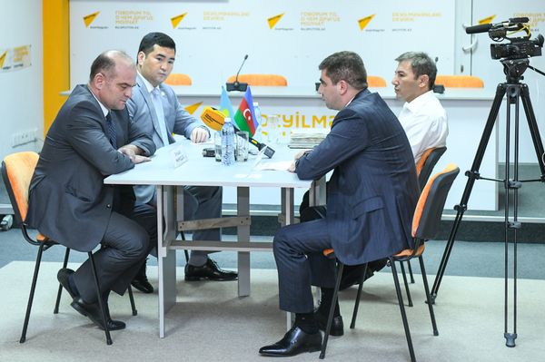 Круглый стол на тему сотрудничества азербайджанских и казахстанских железных дорог в Мультимедийном пресс-центре Sputnik Aзербайджан - Sputnik Азербайджан