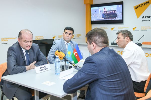 Круглый стол на тему сотрудничества азербайджанских и казахстанских железных дорог в Мультимедийном пресс-центре Sputnik Aзербайджан - Sputnik Азербайджан