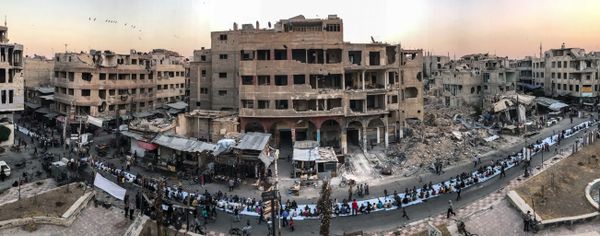 Работа фотографа Mohammed Badra Iftar Amongst the Ruins, занявшая первое место в номинации Новости фотоконкурса 2018 iPhone Photography Awards - Sputnik Азербайджан