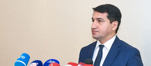 Официальный представитель министерства иностранных дел Азербайджана Хикмет Гаджиев в ходе пресс-конференции в Баку, 23 июля 2018 года Официальный представитель министерства иностранных дел Азербайджана Хикмет Гаджиев в ходе пресс-конференции в Баку, 23 июля 2018 года - Sputnik Азербайджан