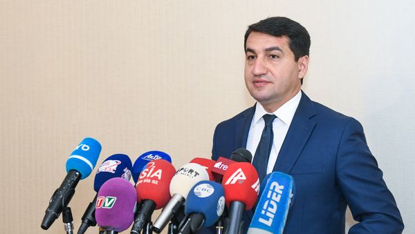 Официальный представитель министерства иностранных дел Азербайджана Хикмет Гаджиев в ходе пресс-конференции в Баку, 23 июля 2018 года - Sputnik Азербайджан
