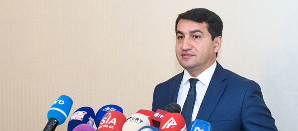 Официальный представитель министерства иностранных дел Азербайджана Хикмет Гаджиев в ходе пресс-конференции в Баку, 23 июля 2018 года - Sputnik Азербайджан