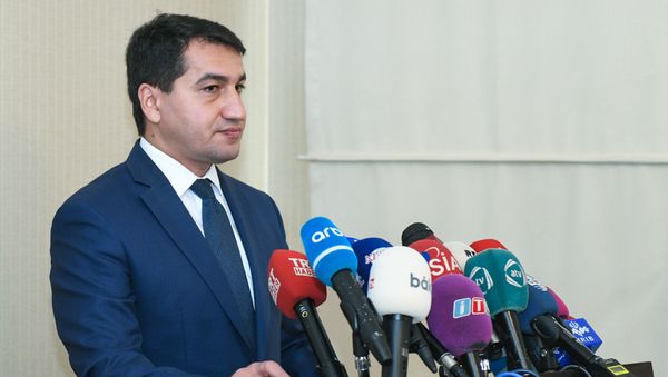 Официальный представитель министерства иностранных дел Азербайджана Хикмет Гаджиев в ходе пресс-конференции в Баку, 23 июля 2018 года - Sputnik Азербайджан