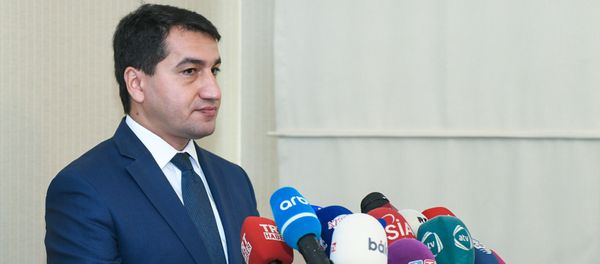 Официальный представитель министерства иностранных дел Азербайджана Хикмет Гаджиев в ходе пресс-конференции в Баку, 23 июля 2018 года - Sputnik Азербайджан