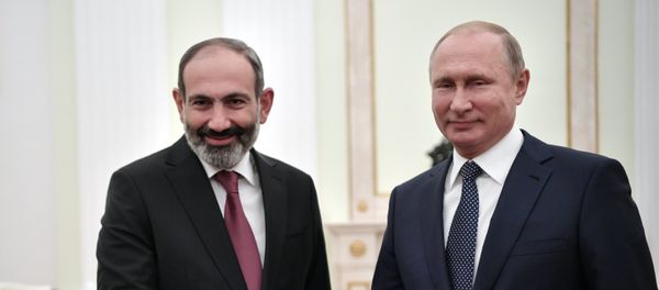 Президент РФ Владимир Путин и премьер-министр Армении Никол Пашинян (слева) во время встречи - Sputnik Азербайджан