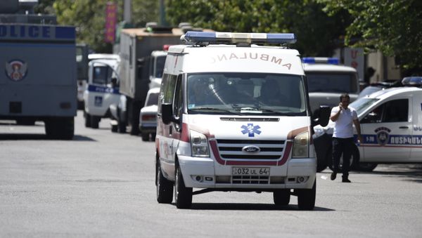 Автомобиль скорой помощи у захваченного здания отделения полиции в районе Эребуни на окраине Еревана Автомобиль скорой помощи у захваченного здания отделения полиции в районе Эребуни на окраине Еревана - Sputnik Азербайджан