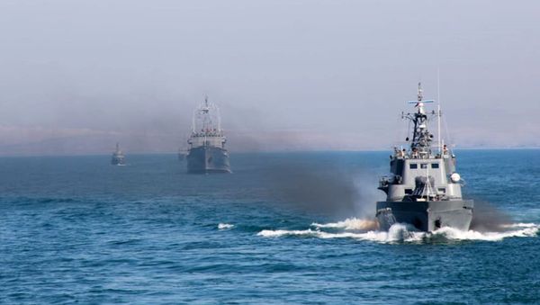 Тренировки военных кораблей на полигоне боевой подготовки на Каспийском море - Sputnik Азербайджан