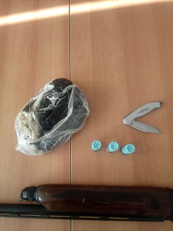 Один килограмма опиума, пятизарядное ружье калибра 12 мм Магнум, три патрона и один нож - Sputnik Азербайджан