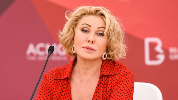 Любовь Успенская на пресс-конференции участников фестиваля Жара-2018 - Sputnik Азербайджан