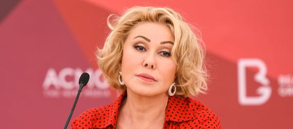 Любовь Успенская на пресс-конференции участников фестиваля Жара-2018 - Sputnik Азербайджан