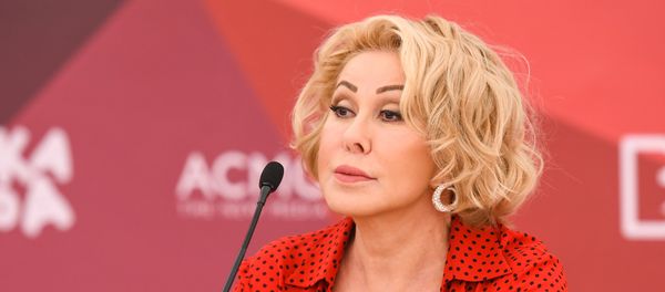 Любовь Успенская на пресс-конференции участников фестиваля Жара-2018 - Sputnik Азербайджан