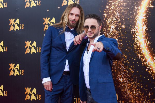 Томас Н’эвергрин и Брендон Стоун (Brandon Stone) на красной дорожке фестиваля Жара-2018 - Sputnik Азербайджан
