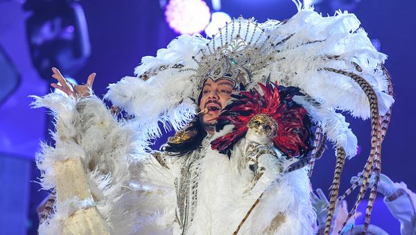 Филипп Киркоров на сцене музыкального фестиваля Жара-2018 - Sputnik Азербайджан