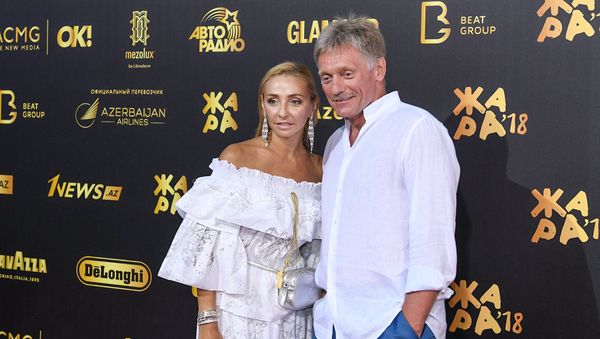 Дмитрий Песков и его супруга Татьяна Навка на красной дорожке музыкального фестиваля Жара-2018 - Sputnik Азербайджан