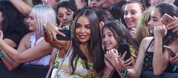 Лейла Алиева на красной дорожке фестиваля Жара-2018, второй день - Sputnik Азербайджан