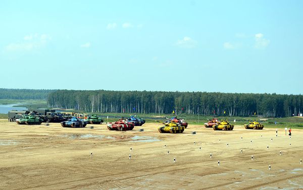 Азербайджанские танкисты стали первыми в своей группе на конкурсе Танковый биатлон - Sputnik Азербайджан
