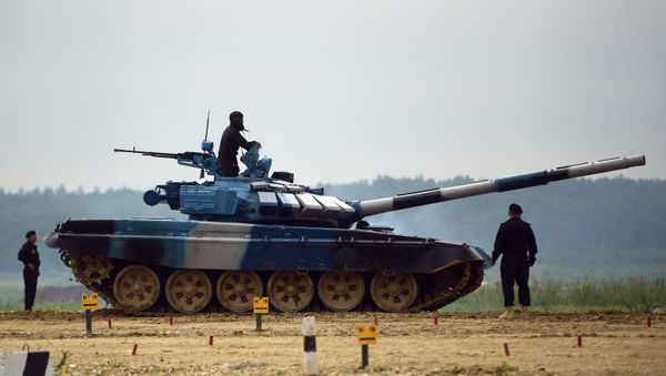 Экипаж команды армии Азербайджана во время подготовки к международным соревнованиям Танковый биатлон-2018 в подмосковной Кубинке - Sputnik Азербайджан