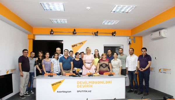 Официальный представитель министерства иностранных дел России Мария Захарова в окружении коллектива Sputnik Aзербайджан - Sputnik Азербайджан