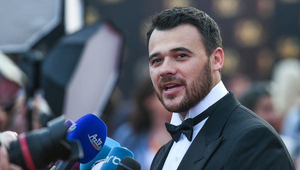 Эмин на красной дорожке фестиваля “Жара-2018” в Баку - Sputnik Азербайджан