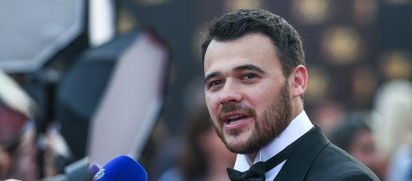 Эмин на красной дорожке фестиваля “Жара-2018” в Баку - Sputnik Азербайджан