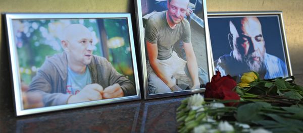 Цветы у Дома журналиста в память о троих убитых в Центральноафриканской Республике журналистах Цветы у Дома журналиста в память о троих убитых в Центральноафриканской Республике журналистах - Sputnik Азербайджан