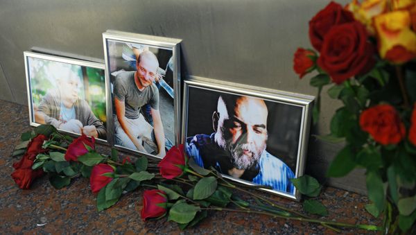 Цветы у Дома журналиста в память о троих убитых в Центральноафриканской Республике журналистах - Sputnik Азербайджан
