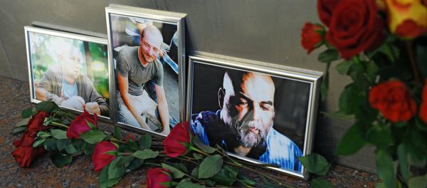 Цветы у Дома журналиста в память о троих убитых в Центральноафриканской Республике журналистах - Sputnik Азербайджан