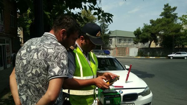 В Загатальском районе Азербайджана в ходе рейда в рамках месячника Чистый воздух были оштрафованы 15 водителей - Sputnik Азербайджан