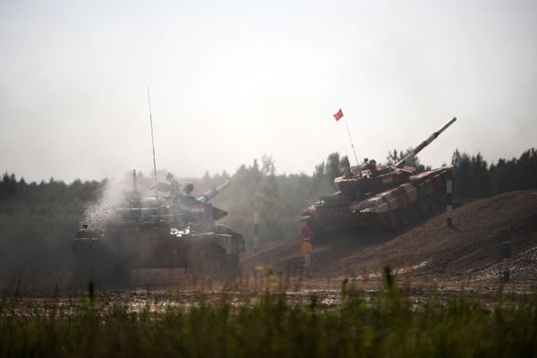 Танки команды армии Сирии и Таджикистана в индивидуальной гонке международных соревнований Танковый биатлон-2018 на подмосковном полигоне Алабино - Sputnik Азербайджан