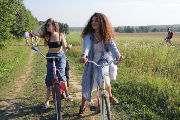 Посетители международного фестиваля ландшафтных объектов Архстояние в Калужской области - Sputnik Азербайджан