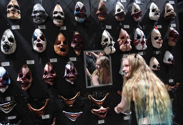 Страшные маски на стенде во время ежегодной конвенции Midsummer Scream Horror Convention в калифорнийском городе Лонг-Бич - Sputnik Азербайджан