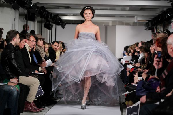 Американская модель Аризона Мьюз на показе осенней коллекции Oscar de la Renta на Неделе моды в Нью-Йорке - Sputnik Азербайджан