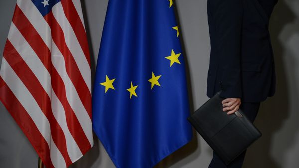 Флаги США и Европейского совета в Брюсселе - Sputnik Азербайджан