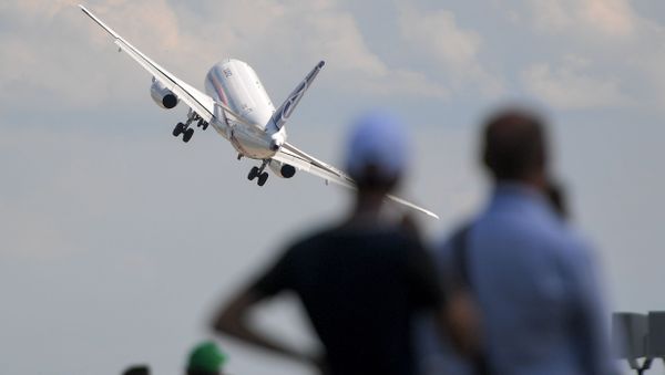 Ближнемагистральный пассажирский самолет Sukhoi Superjet 100 - Sputnik Азербайджан