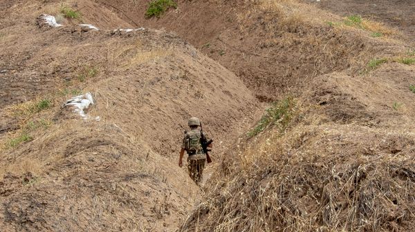 Военнослужащий ВС Армении на оккупированных территориях, фото из архива Военнослужащий ВС Армении на оккупированных территориях, фото из архива - Sputnik Азербайджан