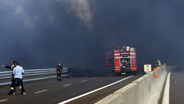 Пожарные службы на месте взрыва в Болонье, Италия, 6 августа 2018 года - Sputnik Азербайджан