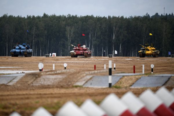 Танк команды армии Китая, танк команды армии Киргизии и танк команды армии Азербайджана (слева направо) на в первом полуфинале международных соревнований Танковый биатлон-2018 - Sputnik Азербайджан