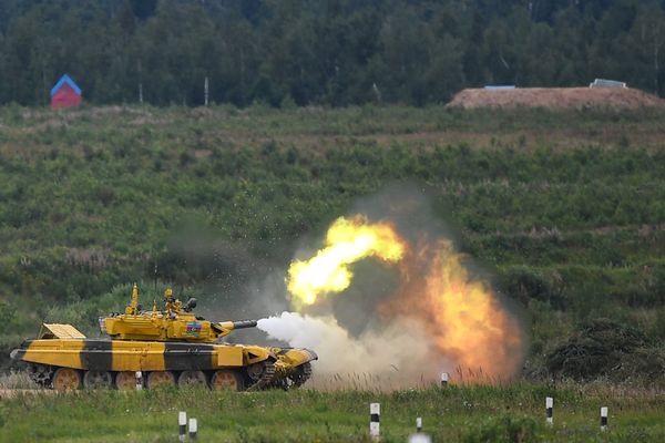 Танк команды армии Азербайджана в первом полуфинале международных соревнований Танковый биатлон-2018 в рамках Армейских международных игр на подмосковном полигоне Алабино - Sputnik Азербайджан