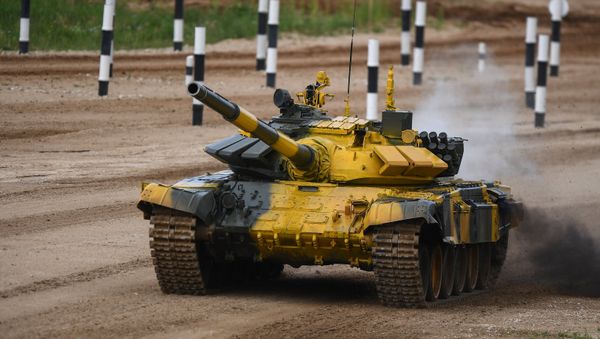 Танк команды армии Азербайджана в первом полуфинале международных соревнований Танковый биатлон-2018 в рамках Армейских международных игр на подмосковном полигоне Алабино - Sputnik Азербайджан