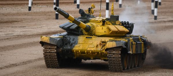 Танк команды армии Азербайджана в первом полуфинале международных соревнований Танковый биатлон-2018 в рамках Армейских международных игр на подмосковном полигоне Алабино - Sputnik Азербайджан