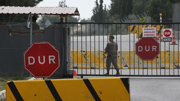 Главные ворота тюрьмы в провинции Измир, Турция, где содержится американский пастор Эндрю Брансон - Sputnik Азербайджан
