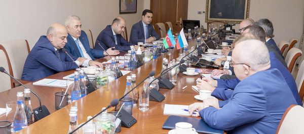 Председатель ЗАО Азербайджанские железные дороги Джавид Гурбанов провел встречу с заместителем министра транспорта России Аланом Лушниковым Председатель ЗАО Азербайджанские железные дороги Джавид Гурбанов провел встречу с заместителем министра транспорта России Аланом Лушниковым - Sputnik Азербайджан