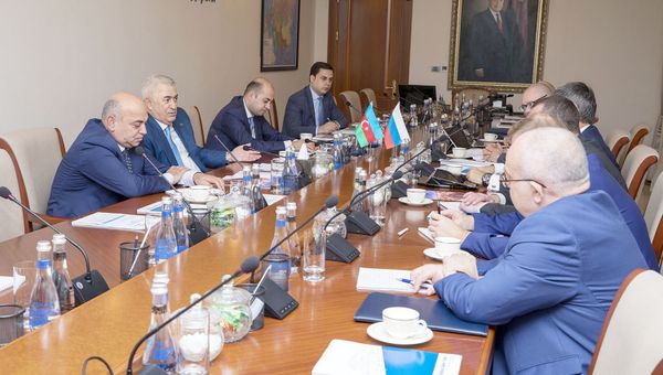 Председатель ЗАО Азербайджанские железные дороги Джавид Гурбанов провел встречу с заместителем министра транспорта России Аланом Лушниковым - Sputnik Азербайджан