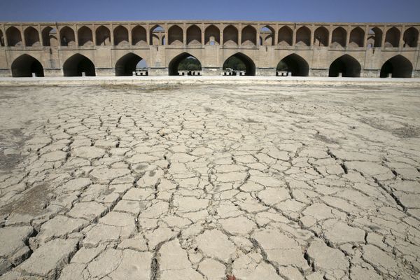 Высошая река Zayandeh Roud в Исфахане, Иран - Sputnik Азербайджан
