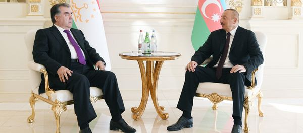 Президенты Азербайджана и Таджикистана Ильхам Алиев и Эмомали Рахмон в ходе встречи. Баку, 10 августа 2018 года - Sputnik Азербайджан