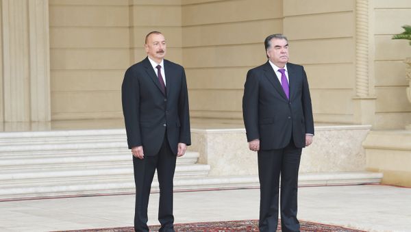 Ильхам Алиев и Эмомали Рахмон в ходе церемонии официальной встречи президента Таджикистана в Баку. 10 августа 2018 года - Sputnik Азербайджан