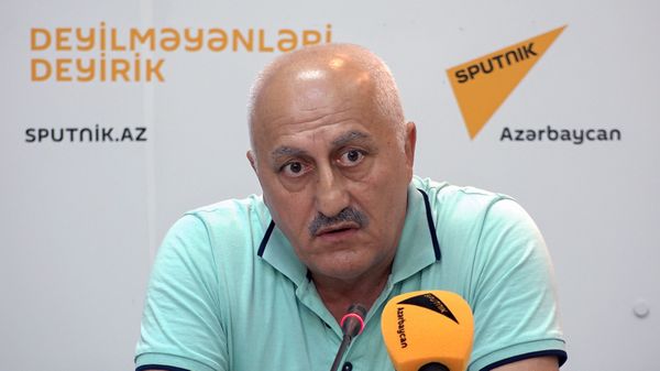 Профессор Чингиз Исмайлов в ходе видеомоста Москва-Баку-Астана в мультимедийном пресс-центре Sputnik Азербайджан Профессор Чингиз Исмайлов в ходе видеомоста Москва-Баку-Астана в мультимедийном пресс-центре Sputnik Азербайджан - Sputnik Азербайджан
