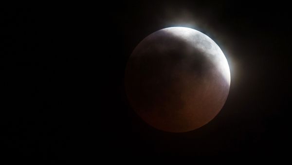 Луна во время затмения над горой Ай-Петри в Крыму - Sputnik Азербайджан