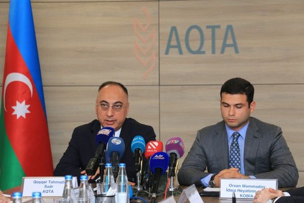 Председатель Агентства продовольственной безопасности Азербайджана Гошгар Тахмазли (слева) и председатель правления Агентства по развитию малого и среднего бизнеса Орхан Мамедов - Sputnik Азербайджан