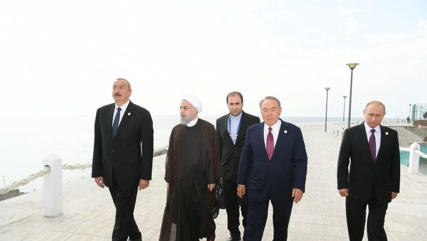По завершении Пятого саммита глав государств прикаспийских стран президенты совершили прогулку по набережной города Актау - Sputnik Азербайджан